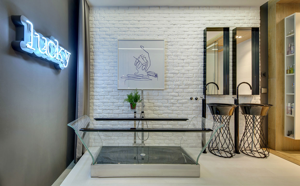 Red'sh modern bathroom design