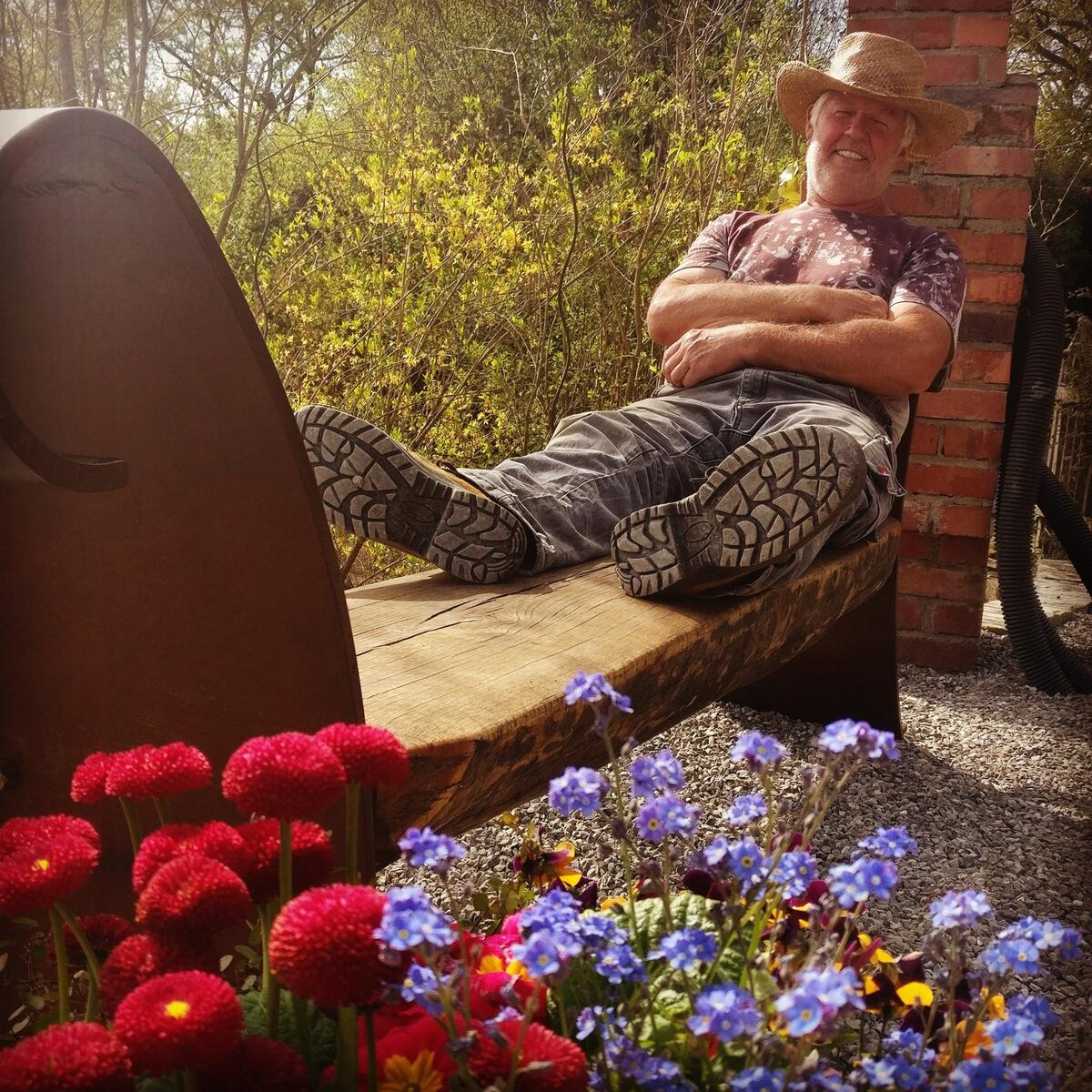 Klaus entspannt auf der Bank