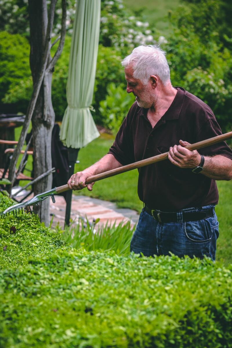Klaus bei der Gartenarbeit