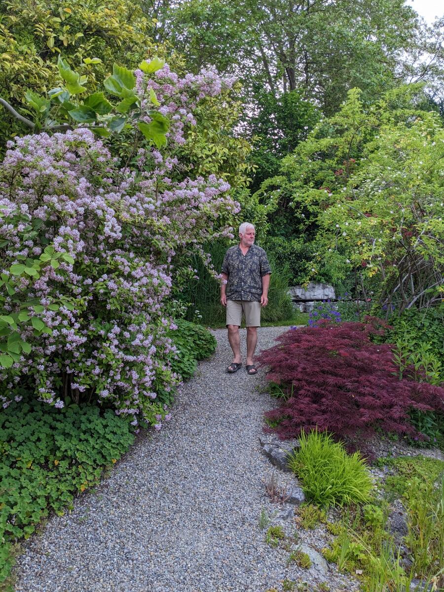 Klaus im Garten mit Flieder