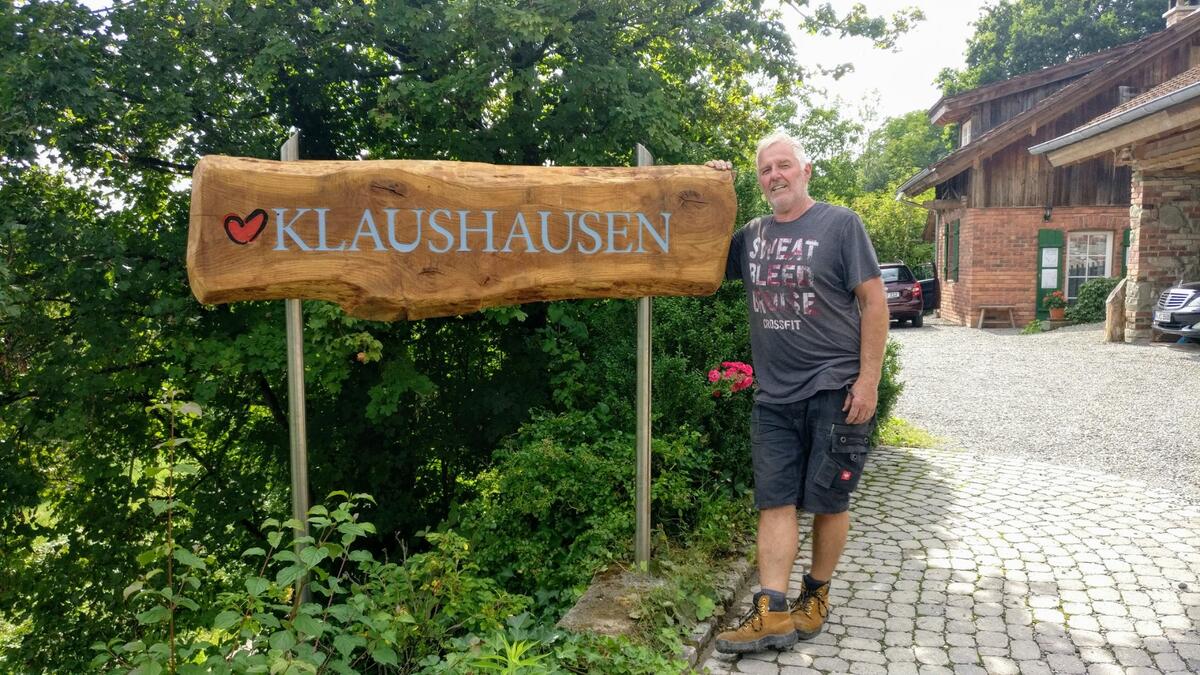 Klaus am Willkommensschild