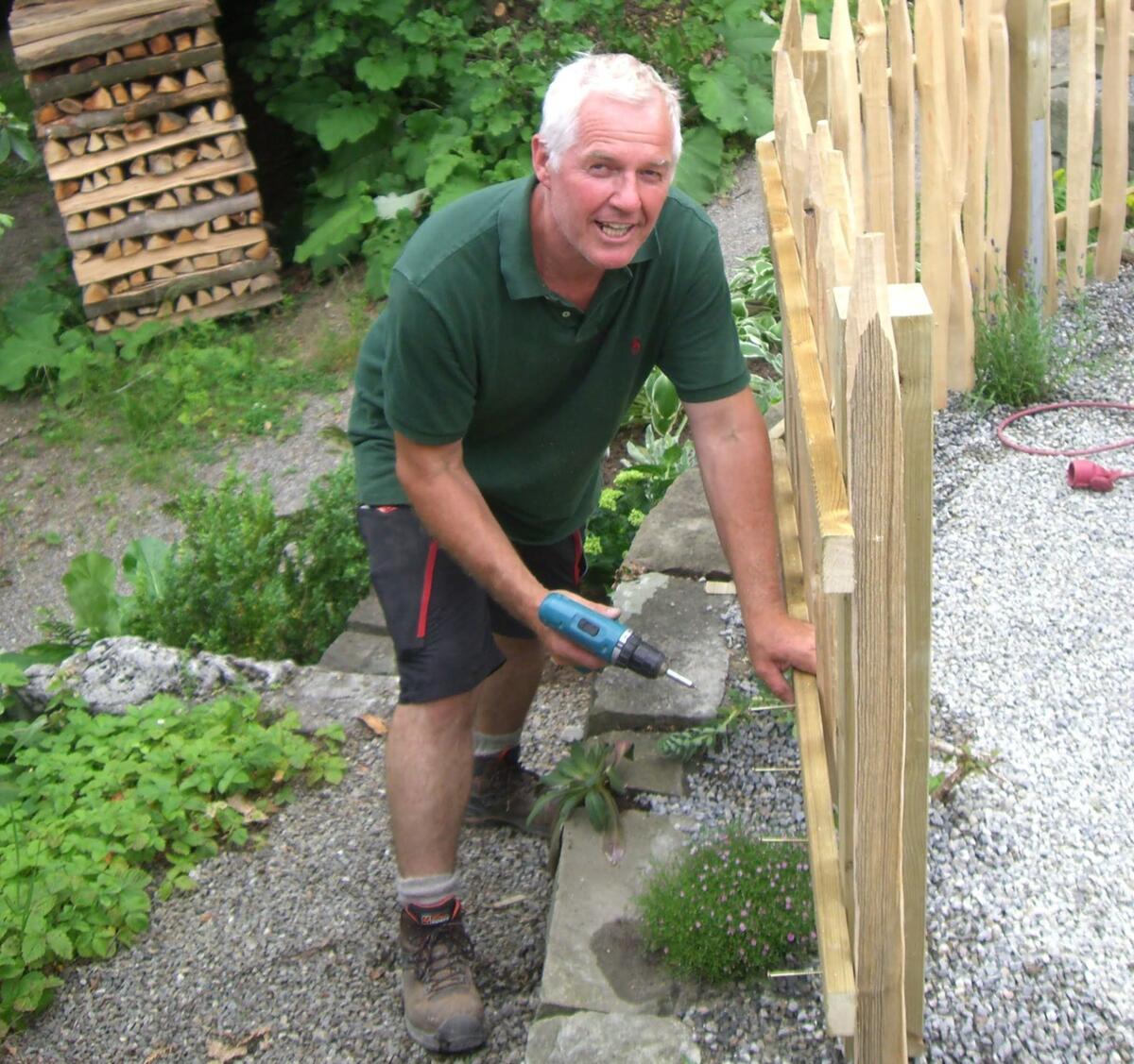 Klaus baut einen Zaun