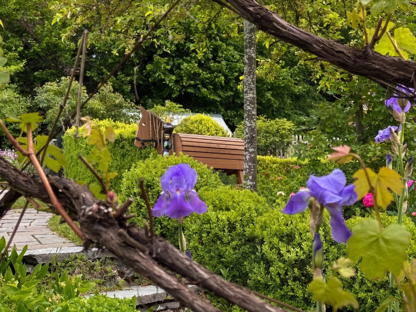 Holzpferd im Kinderbereich des Gartens