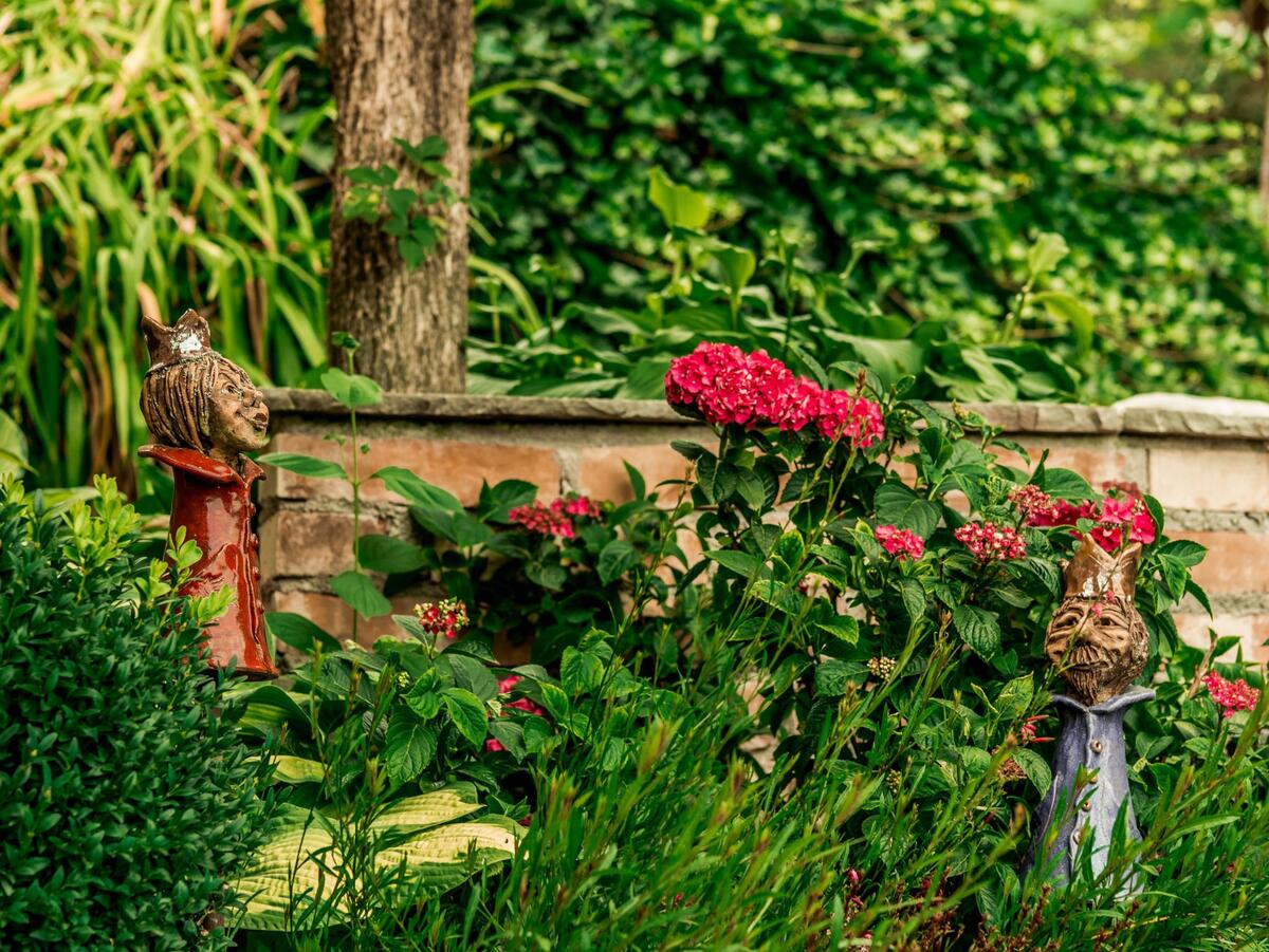 Keramikfiguren und Hortensien