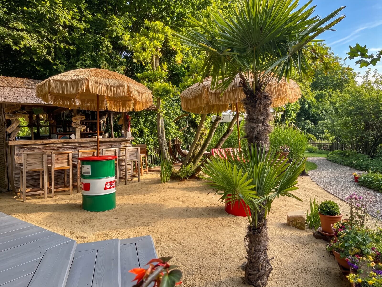 Strandbar mit Tikischirm und Palmen im Garten