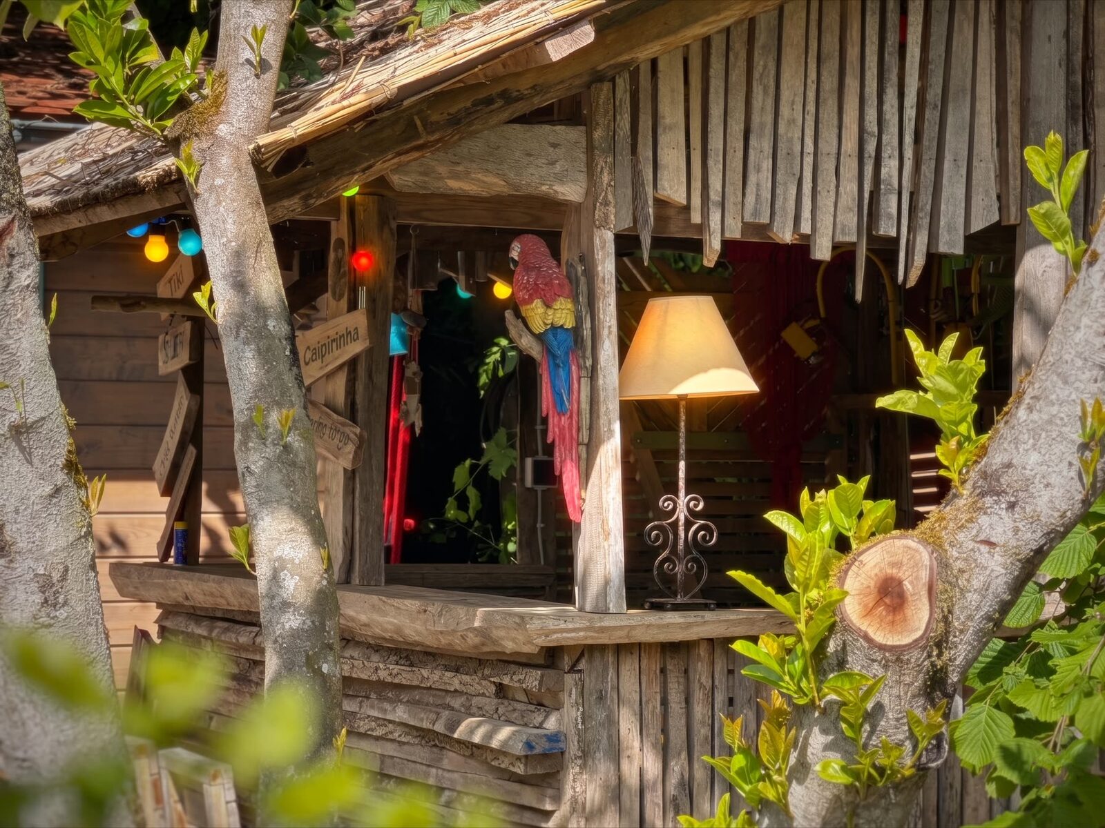 Tikibar mit Papagei in der Gartenoase