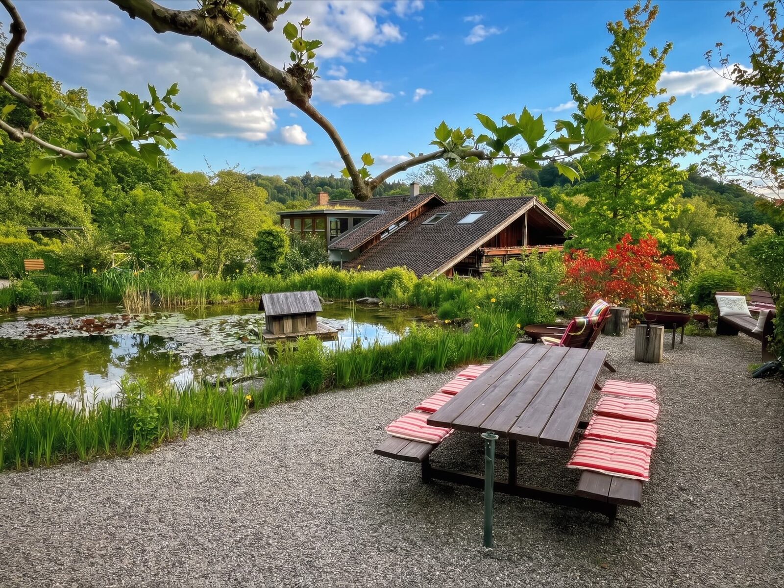Picknicktisch mit Seeblick im Garten