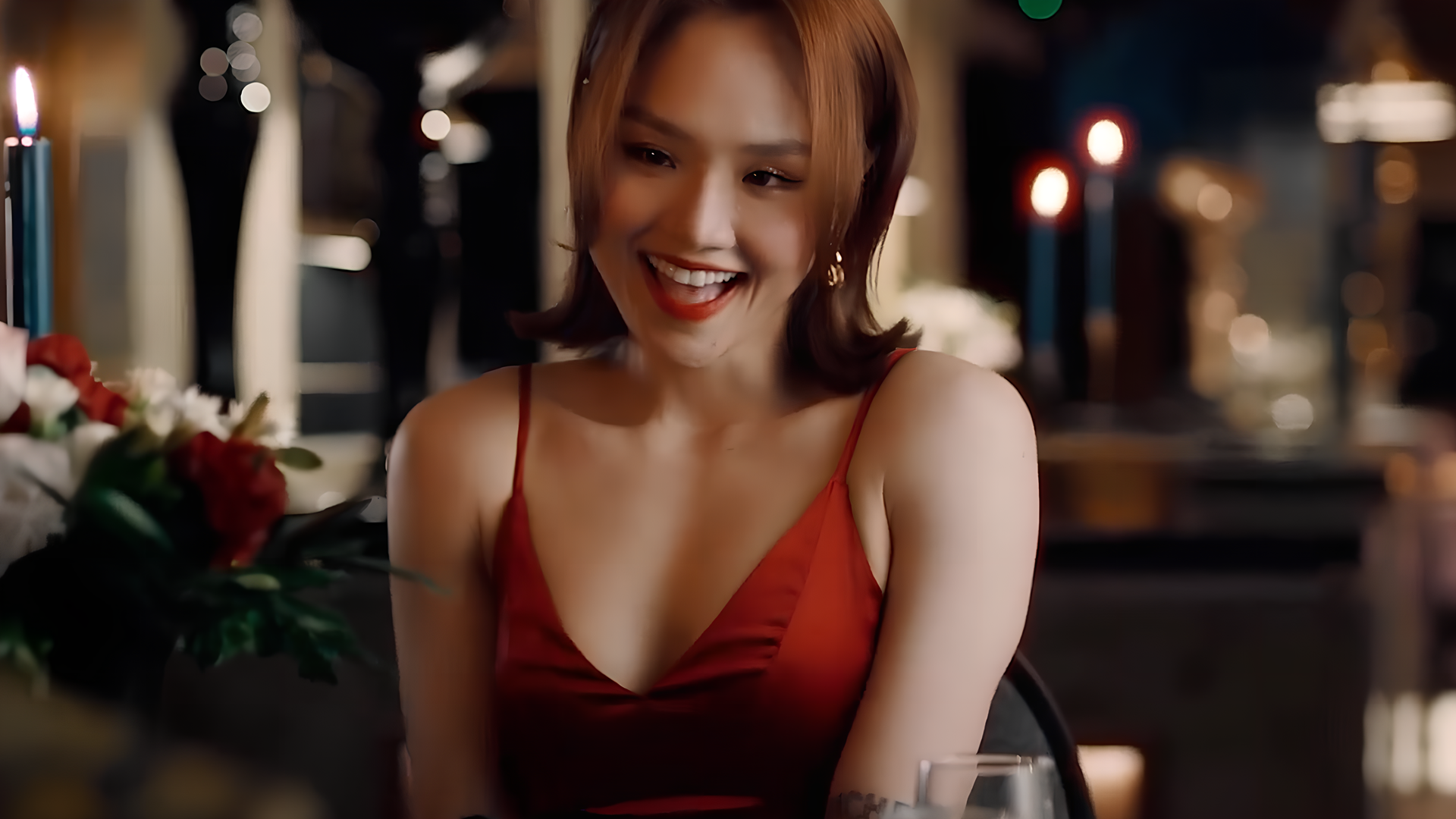 <p>Trong MV "Có Không Giữ, Mất Đừng Tìm," ca sĩ Miu Lê toát lên vẻ đẹp rạng rỡ và quyến rũ. Với mái tóc ngắn hiện đại, màu nâu sẫm, Miu Lê nổi bật với khuôn mặt thanh tú và các đường nét mềm mại. Cô diện một chiếc váy đỏ gợi cảm, tôn lên nước da trắng hồng và vóc dáng thon gọn. Nụ cười tươi sáng và ánh mắt lấp lánh của cô thể hiện sự tự tin và thu hút, tạo nên hình ảnh một người phụ nữ trẻ trung, năng động và đầy sức sống trong MV này. Khung cảnh với ánh sáng lung linh của nến và những bông hoa xung quanh càng làm tôn thêm vẻ đẹp của Miu Lê, khiến cô trở nên nổi bật và cuốn hút hơn bao giờ hết.</p>