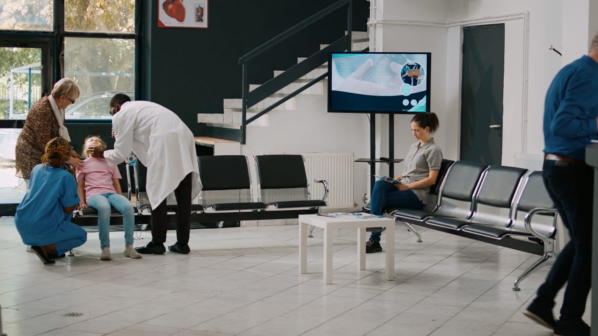 Familia acompaña a un paciente en la guardia de un hospital