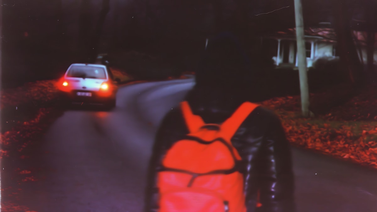 Camino nocturno con auto detenido en emergencia