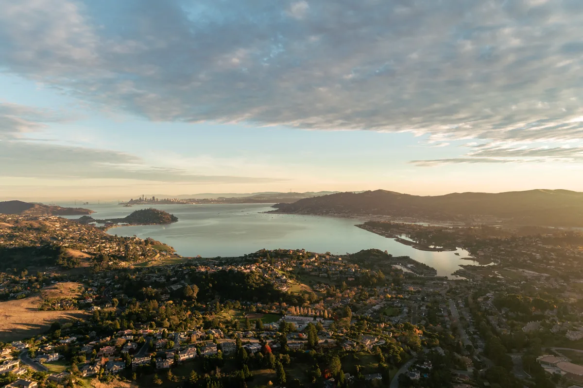 Guatape pueblo colorido embalse Colombia panorama aerial