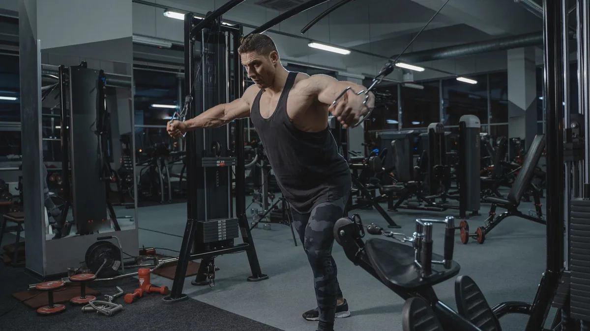 Cómo entrenar hombros después de los 40: guía paso a paso para ganar músculo sin lesionarte