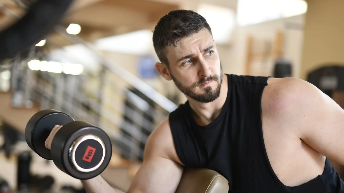 Ejercicios de bíceps para hombres de 40: guía completa basada en evidencia