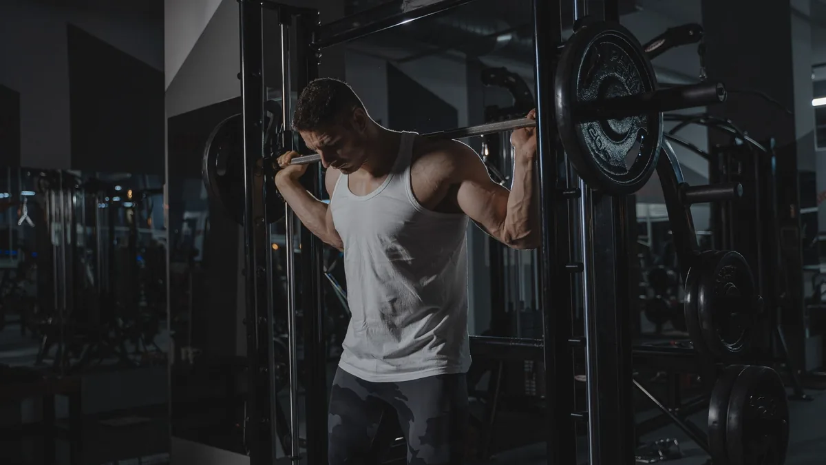 Rutina de gimnasio para hombres de 30 a 40 años: guía completa basada en evidencia