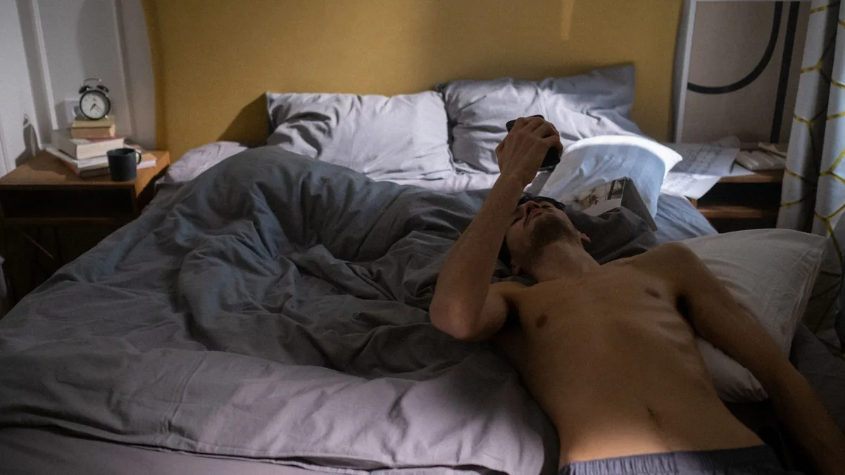Cómo dormir mejor a los 40: ranking de estrategias respaldadas por evidencia para hombres