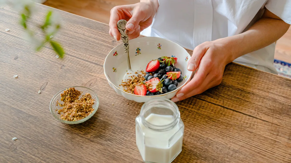 Qué comer para no picar entre comidas (y qué dice la ciencia al respecto)