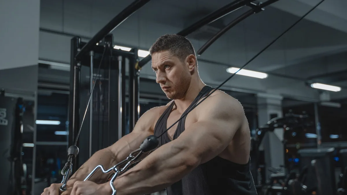 Cómo entrenar tríceps después de los 40: guía paso a paso para ganar fuerza sin lesionarte