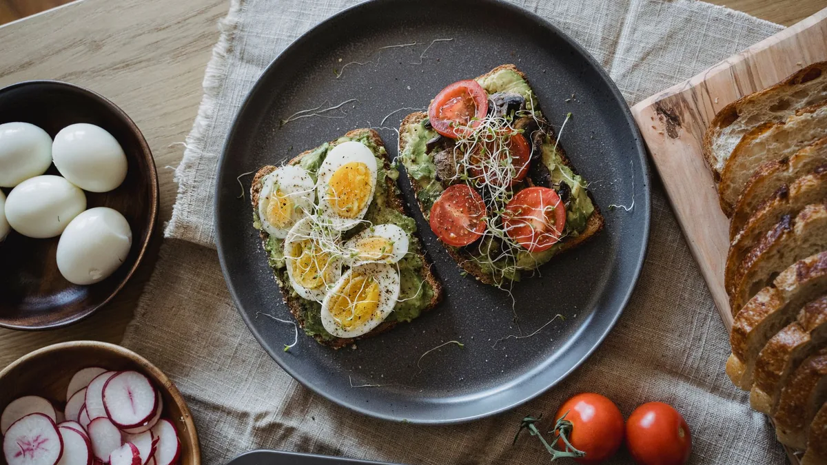 Desayunos altos en proteína en casa: qué son, por qué importan y cómo armarlos