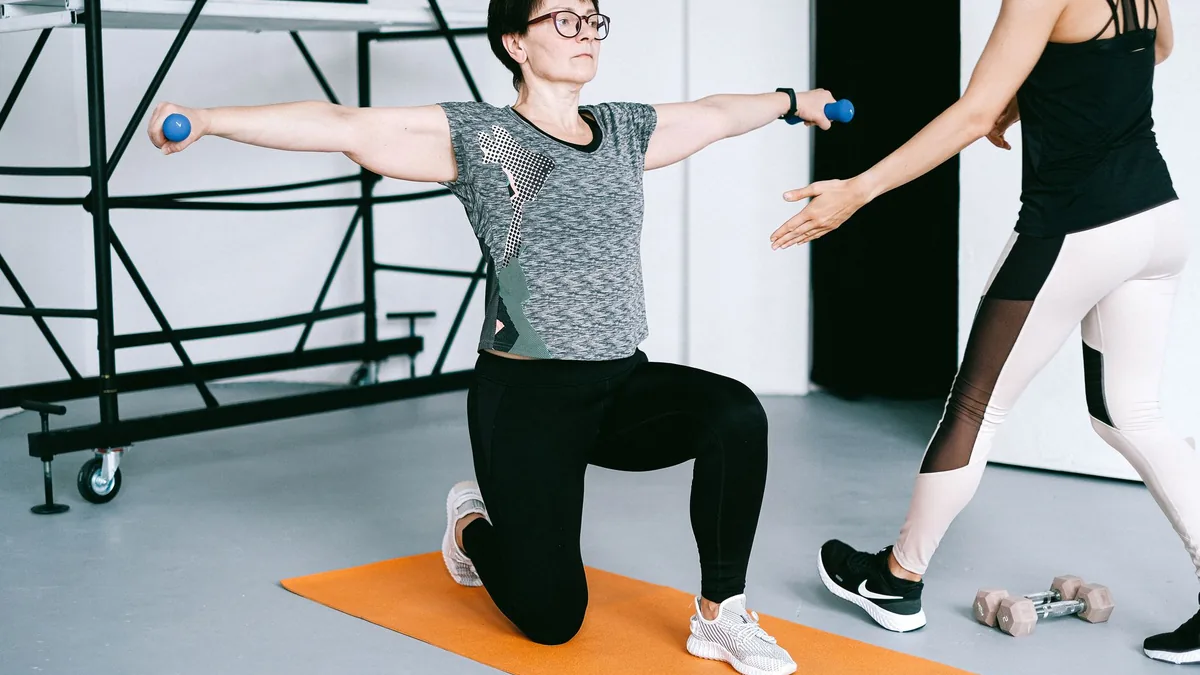 Rutina de gimnasio para mujeres de 60 a 70 años: guía completa basada en evidencia