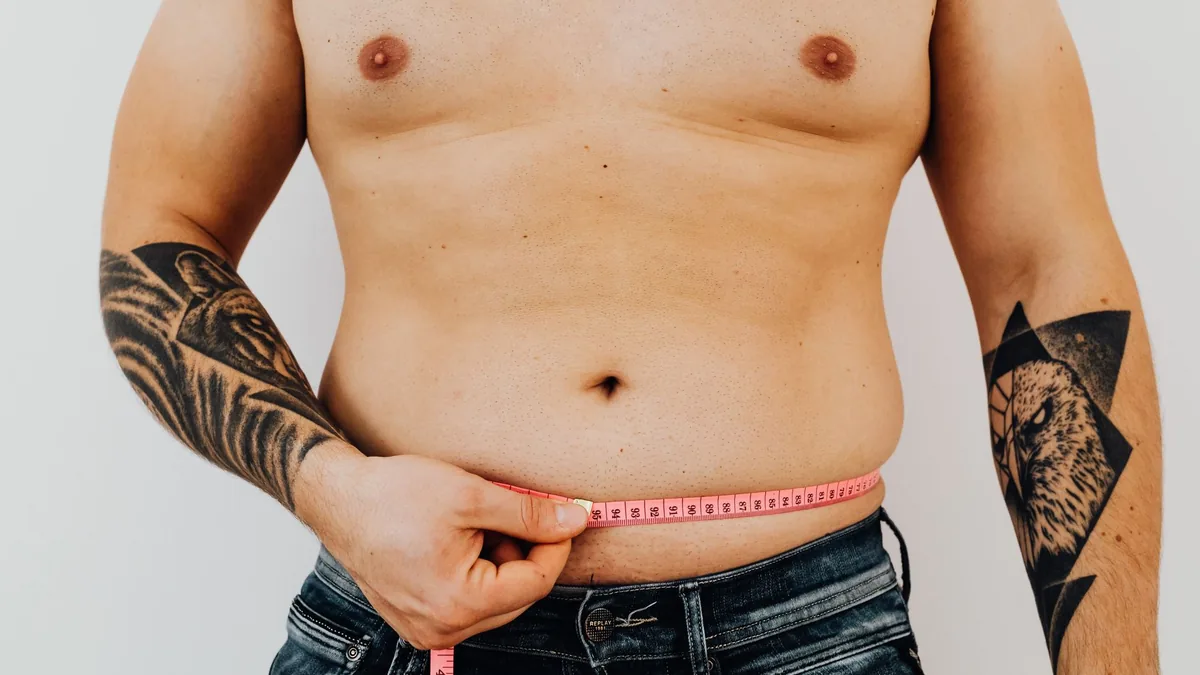 Grasa visceral en hombres de 40: qué es, por qué aumenta y cómo reducirla