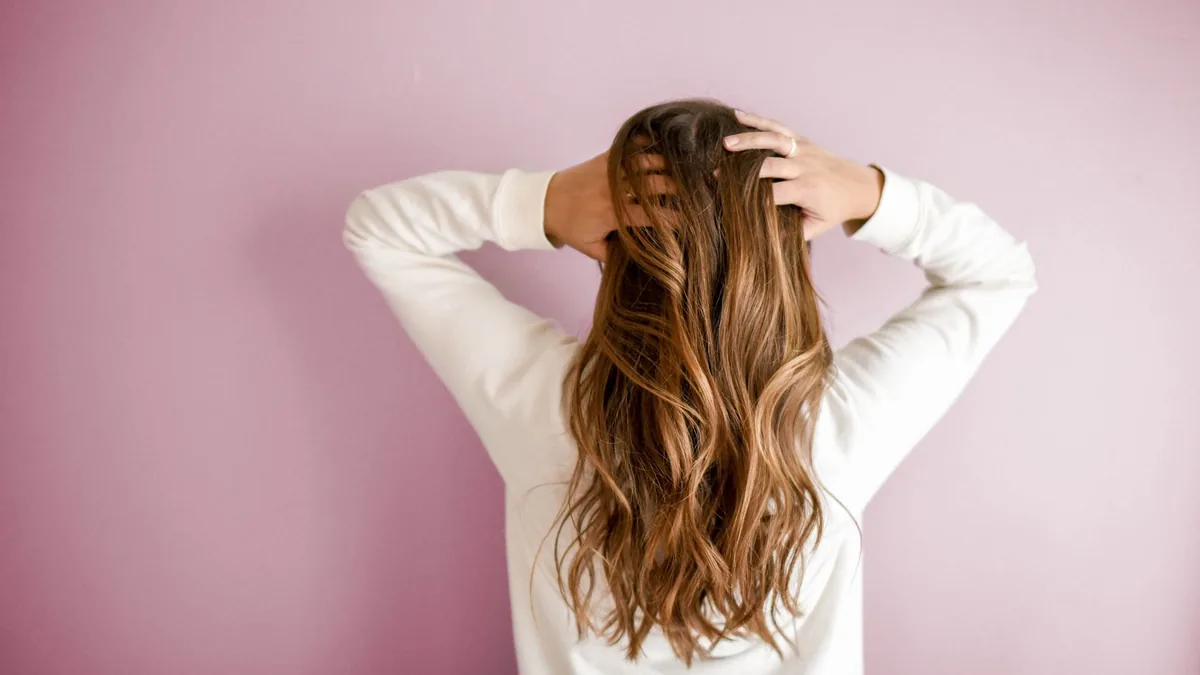 Caída del cabello en mujeres: causas reales y qué dice la evidencia que puede ayudar