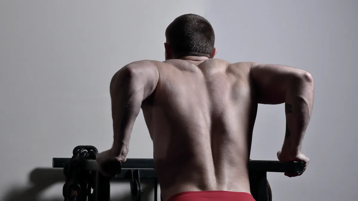 Dolor lumbar en el gimnasio: por qué aparece y cómo manejarlo sin dejar de entrenar