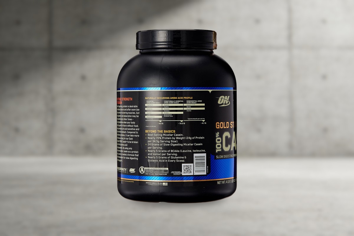 Dorso del envase de Gold Standard 100% Casein con el perfil de aminoácidos y las declaraciones de proteína por porción