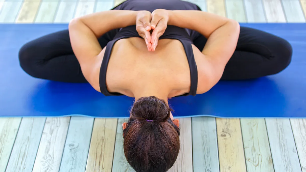Yoga terapéutico y Tai Chi: opciones con respaldo moderado