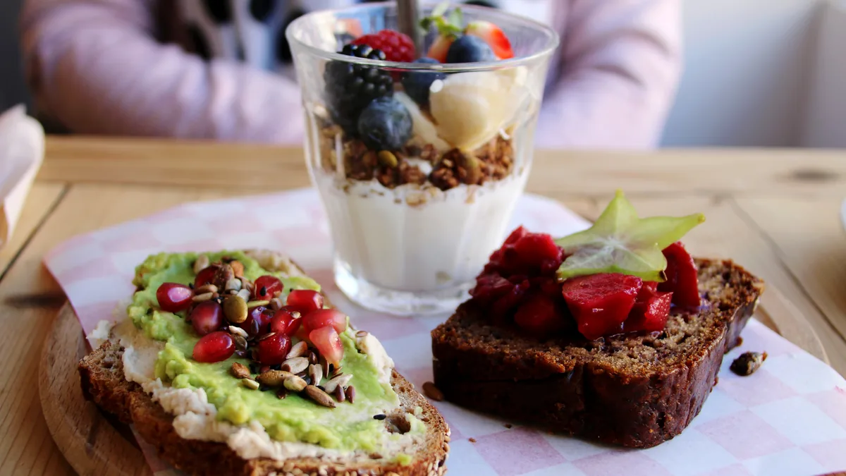 Desayunos altos en proteína para principiantes: qué son, por qué importan y cómo armarlos