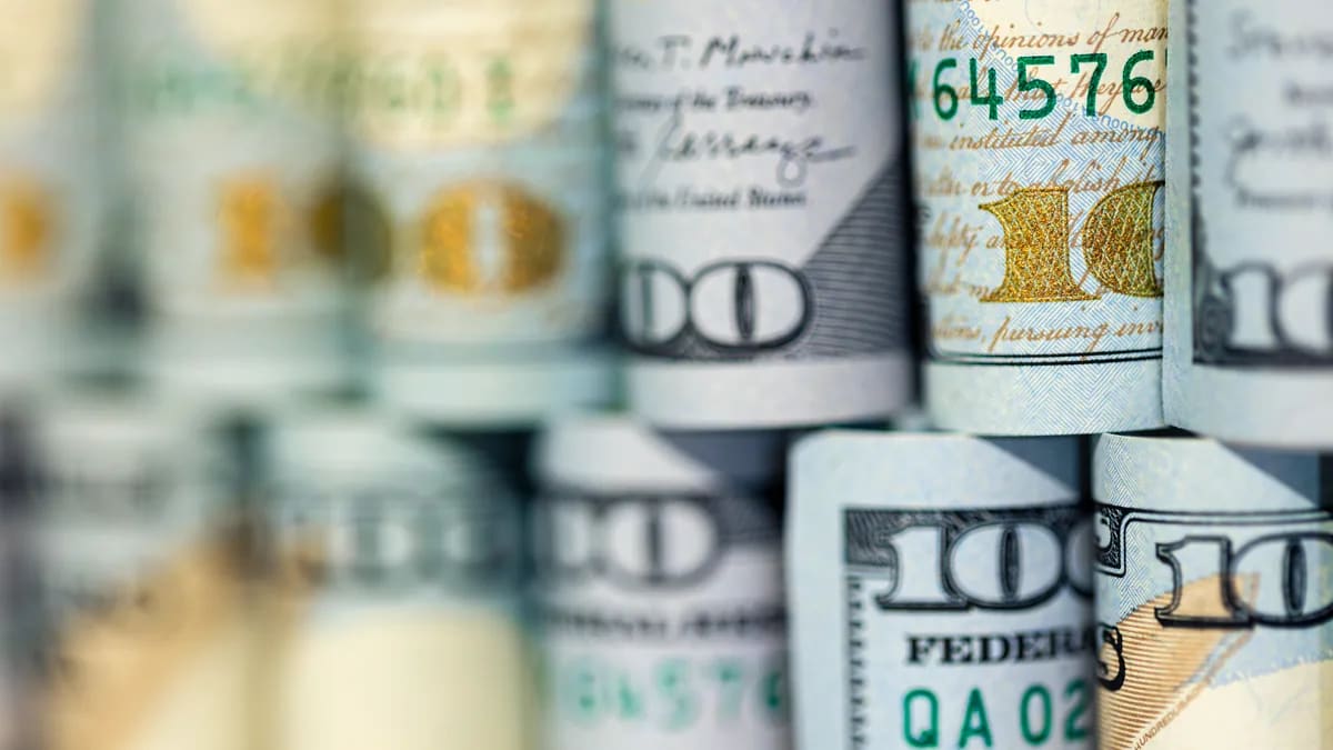 Rollos de billetes de cien dólares