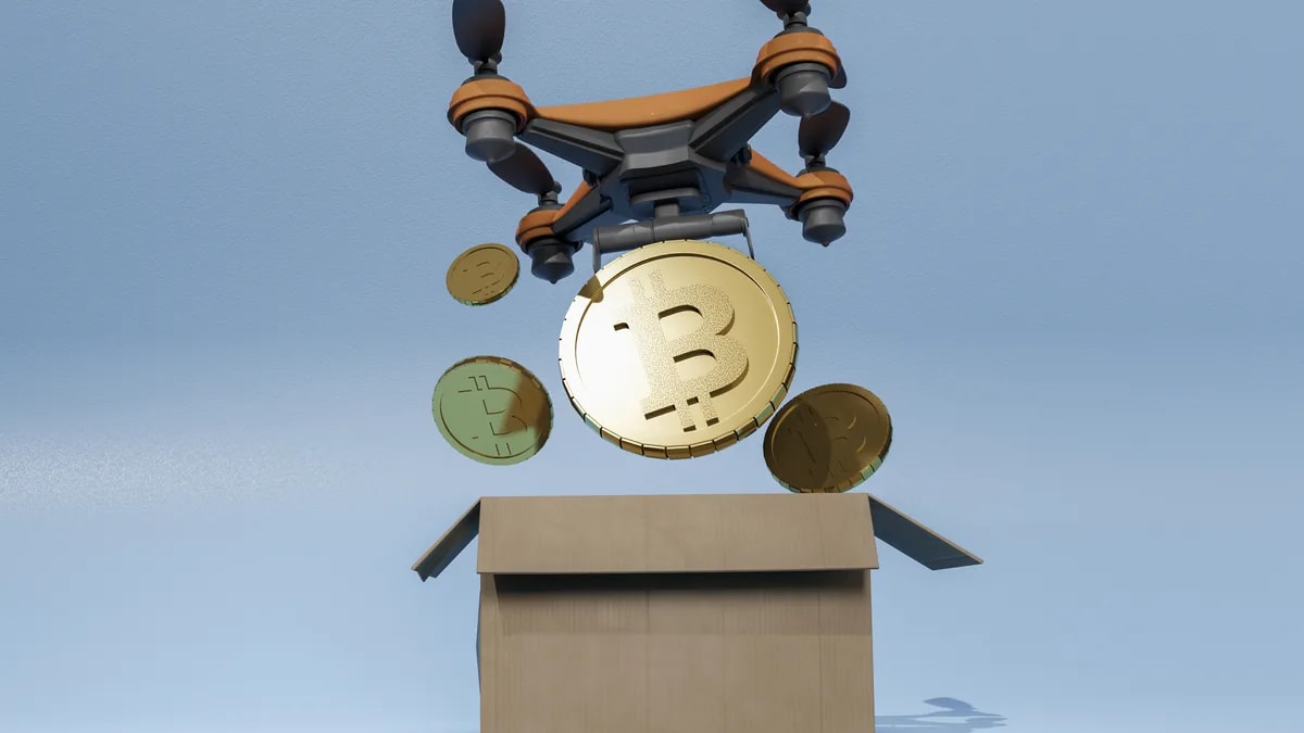 Dron que deja caer monedas de Bitcoin en una caja de cartón
