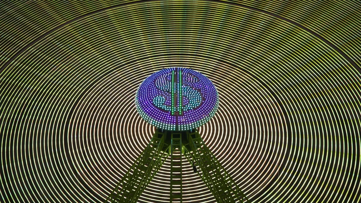 Signo de dólar luminoso en el centro de una estructura circular de luces verdes