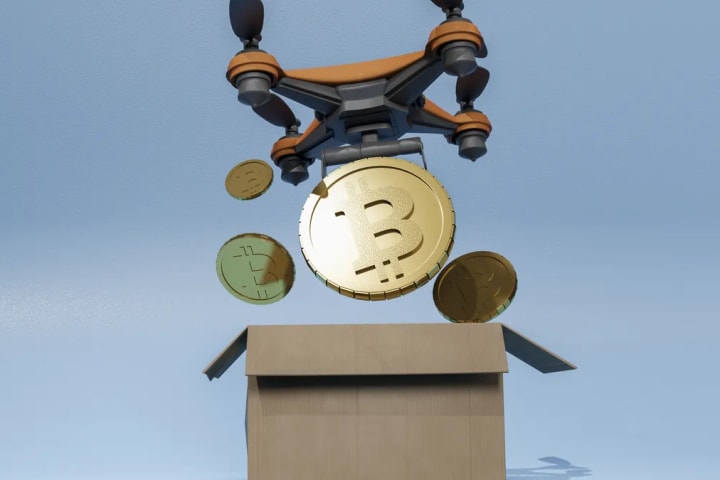Dron que deja caer monedas de Bitcoin en una caja de cartón