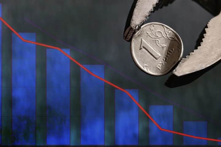 Pinzas que sujetan una moneda frente a una gráfica de barras con una línea roja descendente
