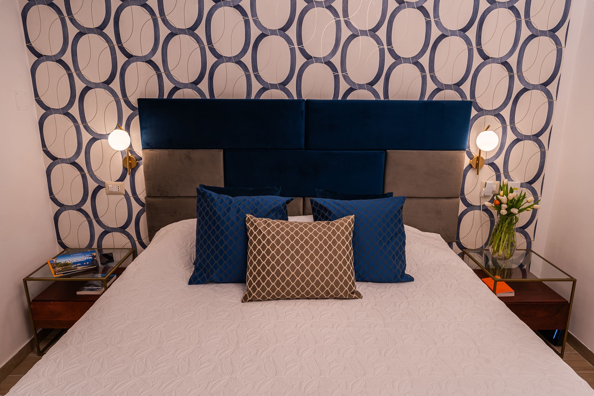 Suite Bella 'Mbriana di Daymoon House Vanvitelli, con testiera in velluto blu e carta da parati a motivi ovali