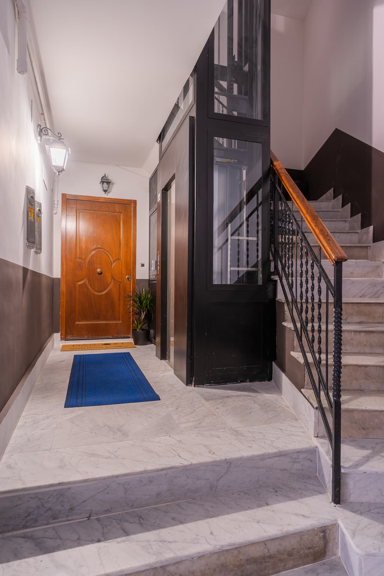Pianerottolo con ascensore e ingresso dell'appartamento di Daymoon House Merliani