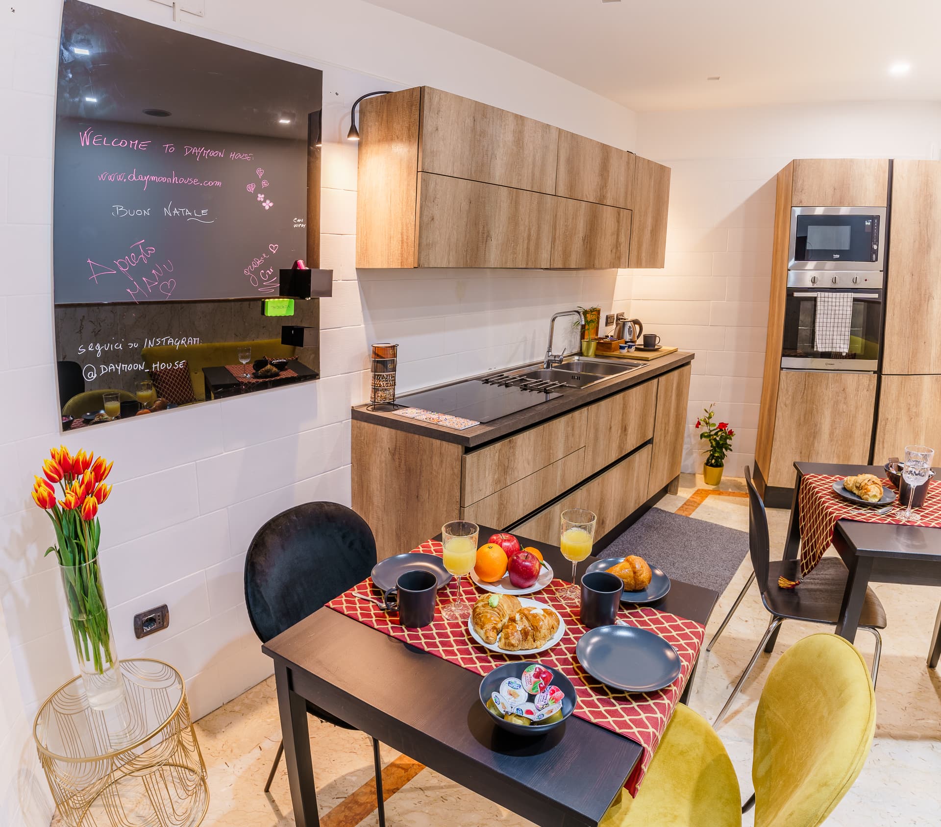 Cucina e zona pranzo di Daymoon House Merliani apparecchiata per la colazione