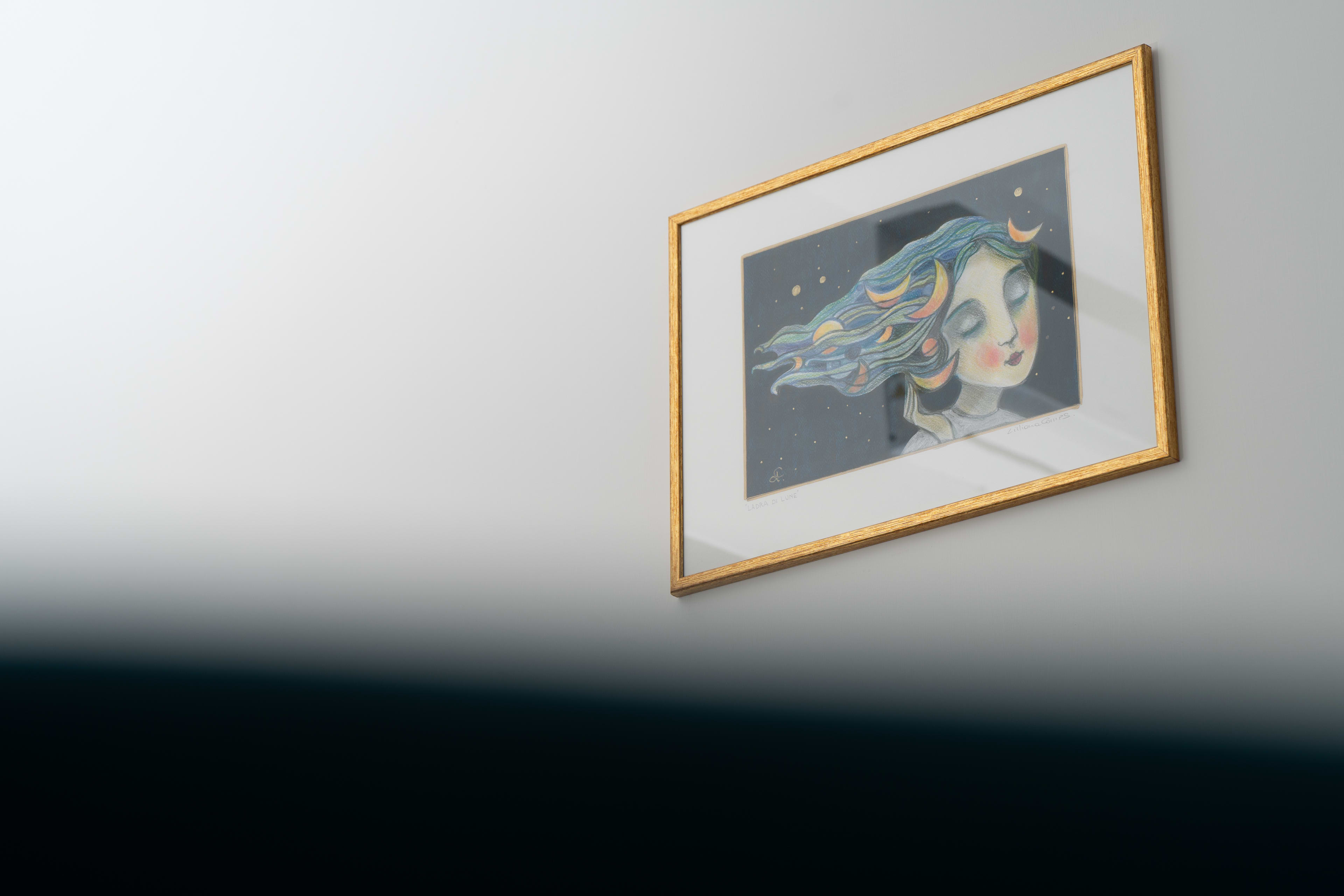 Opera d'arte incorniciata nella camera Partenope: volto femminile dai capelli fluenti su fondo stellato
