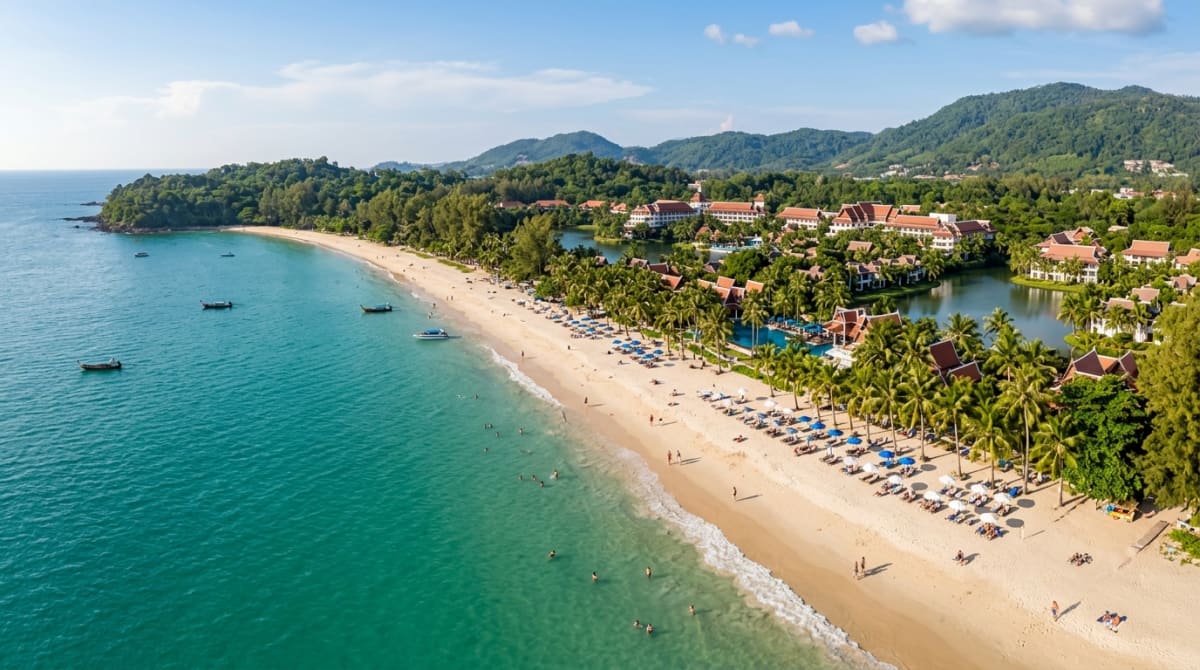 Пляж Банг Тао и район Laguna с отелями, зеленью и набережной