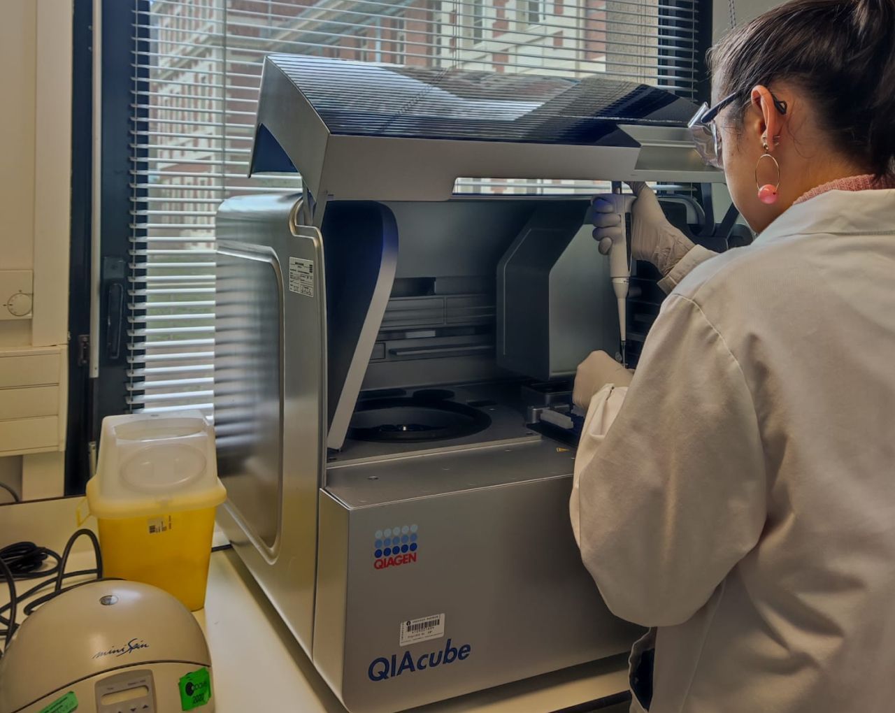 QIAcube equipment with a female scientist