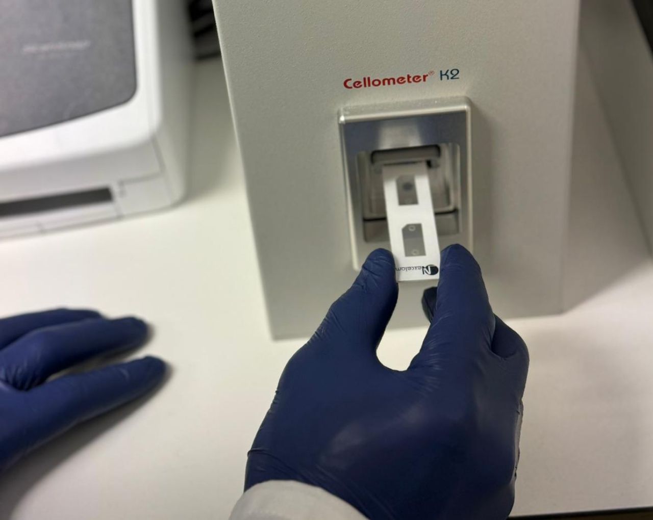 Cellometer K2 with blue gloves