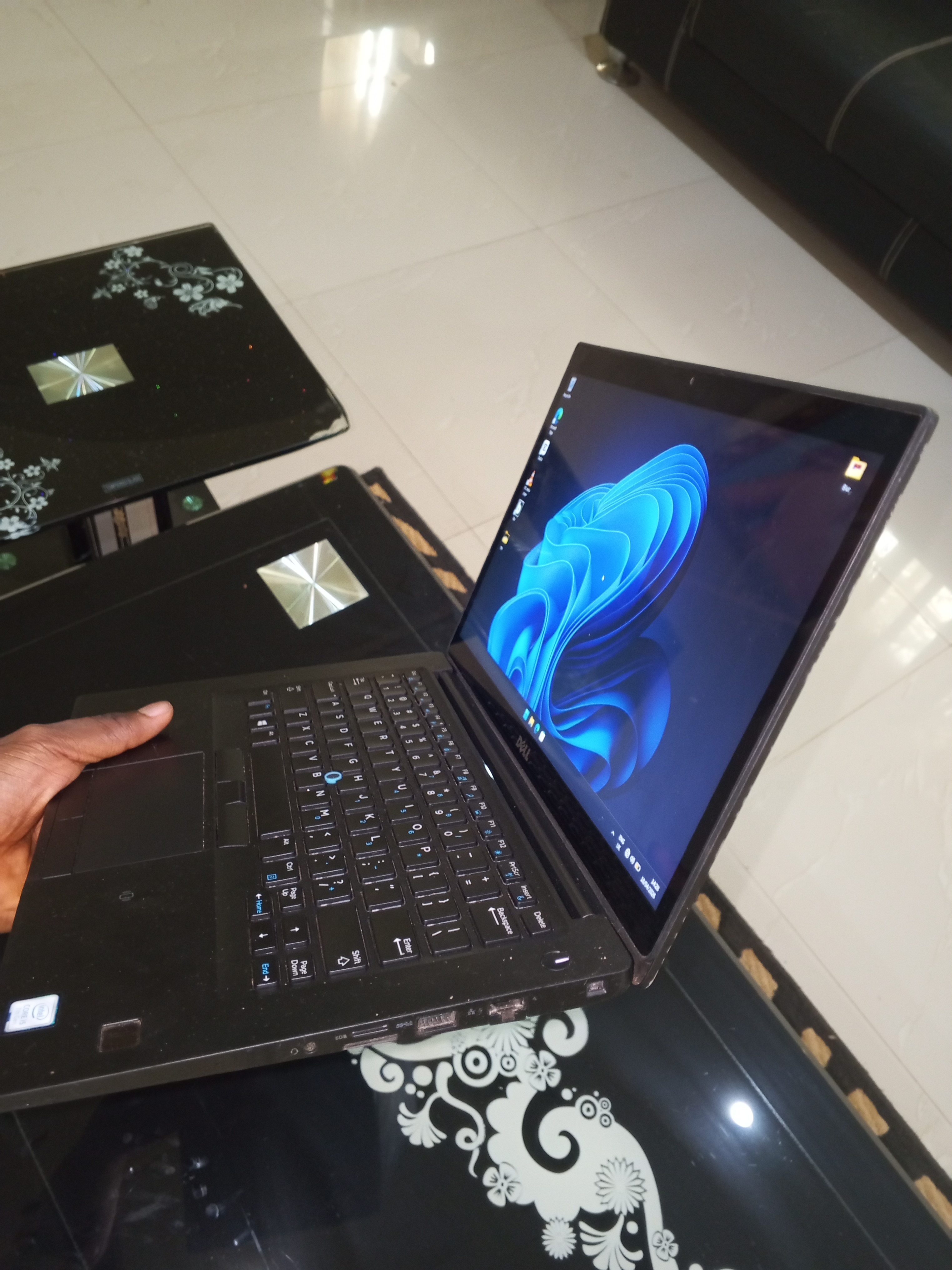 Clean Dell Latitude 7480 Touchscreen | Core i5 7th Gen | Windows 11 Pro | Charger & Bag Included” - image 1