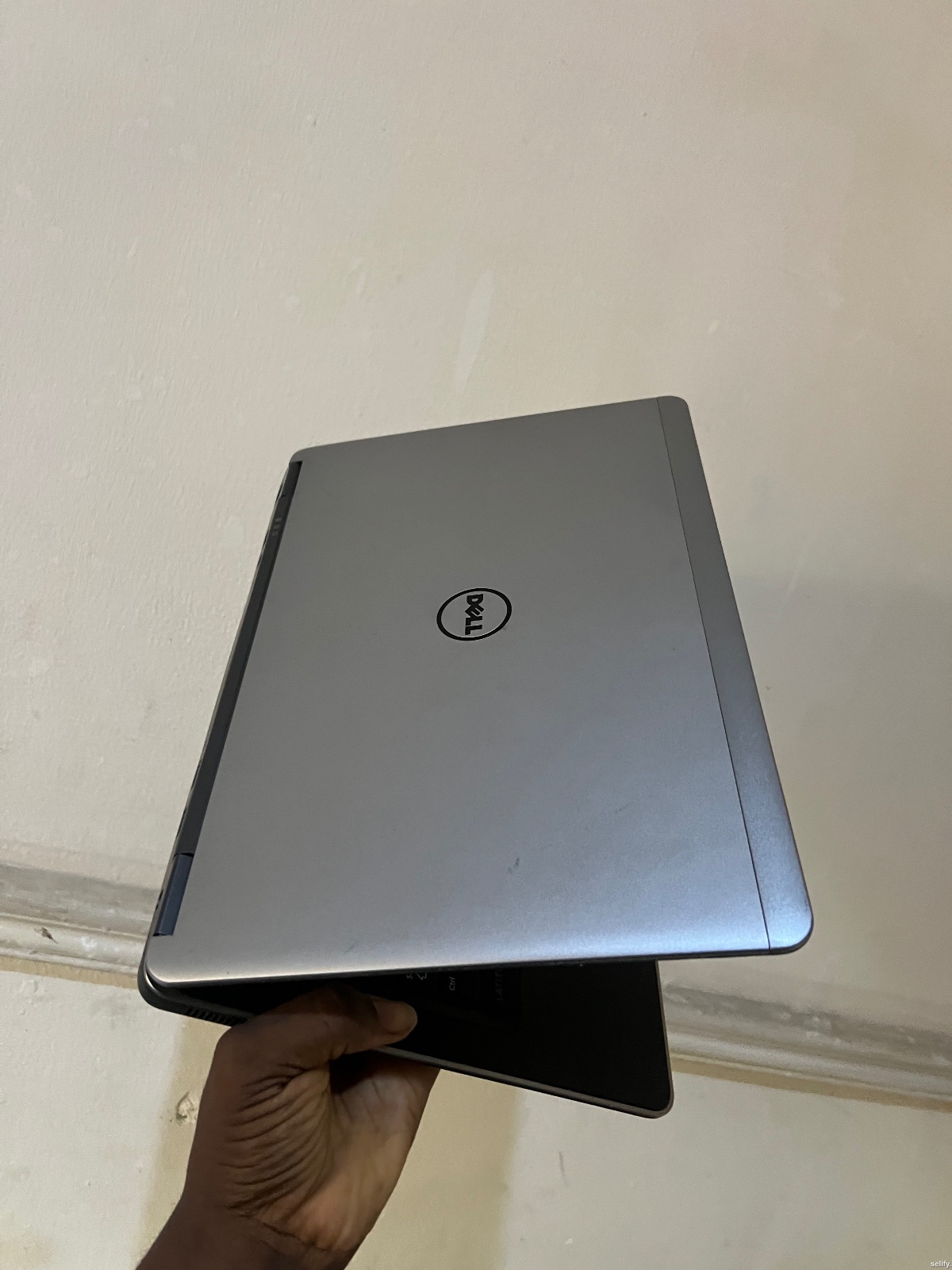 Dell Latitude 7440 8GB RAM 500GB SSD i5 - London Used Laptop thumbnail 2