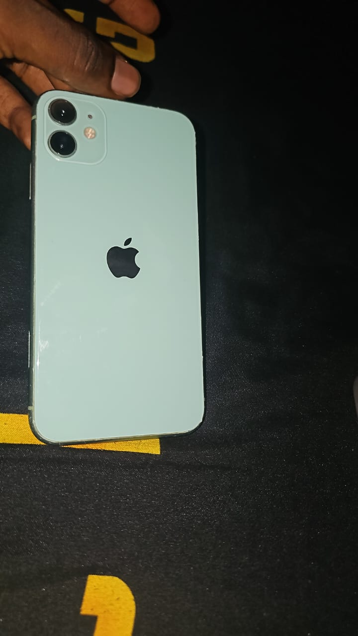 London Used iPhone 13/14/15 – Original Charger & Full Accessory Set thumbnail 5