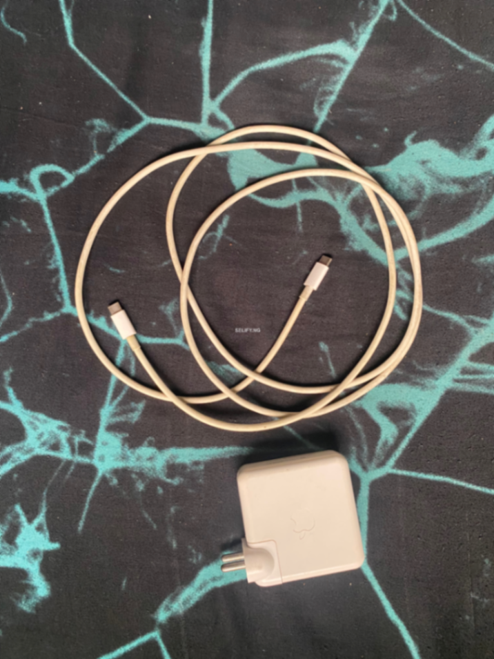2017 London Used MacBook Pro – Original Charger & Accessories thumbnail 3