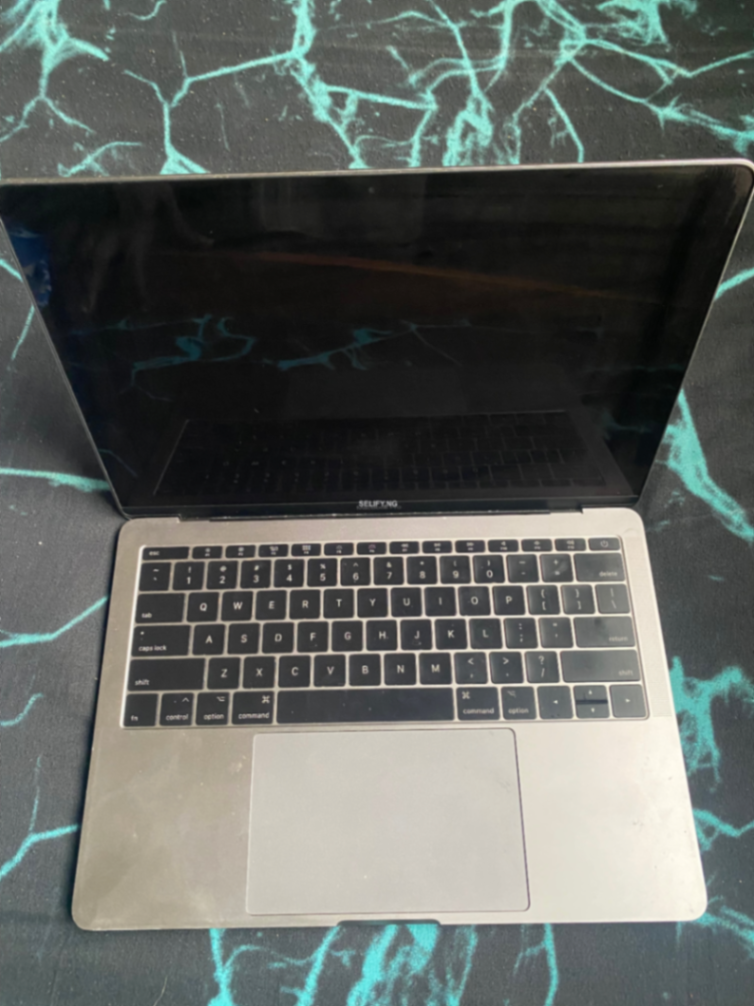 2017 London Used MacBook Pro – Original Charger & Accessories thumbnail 4
