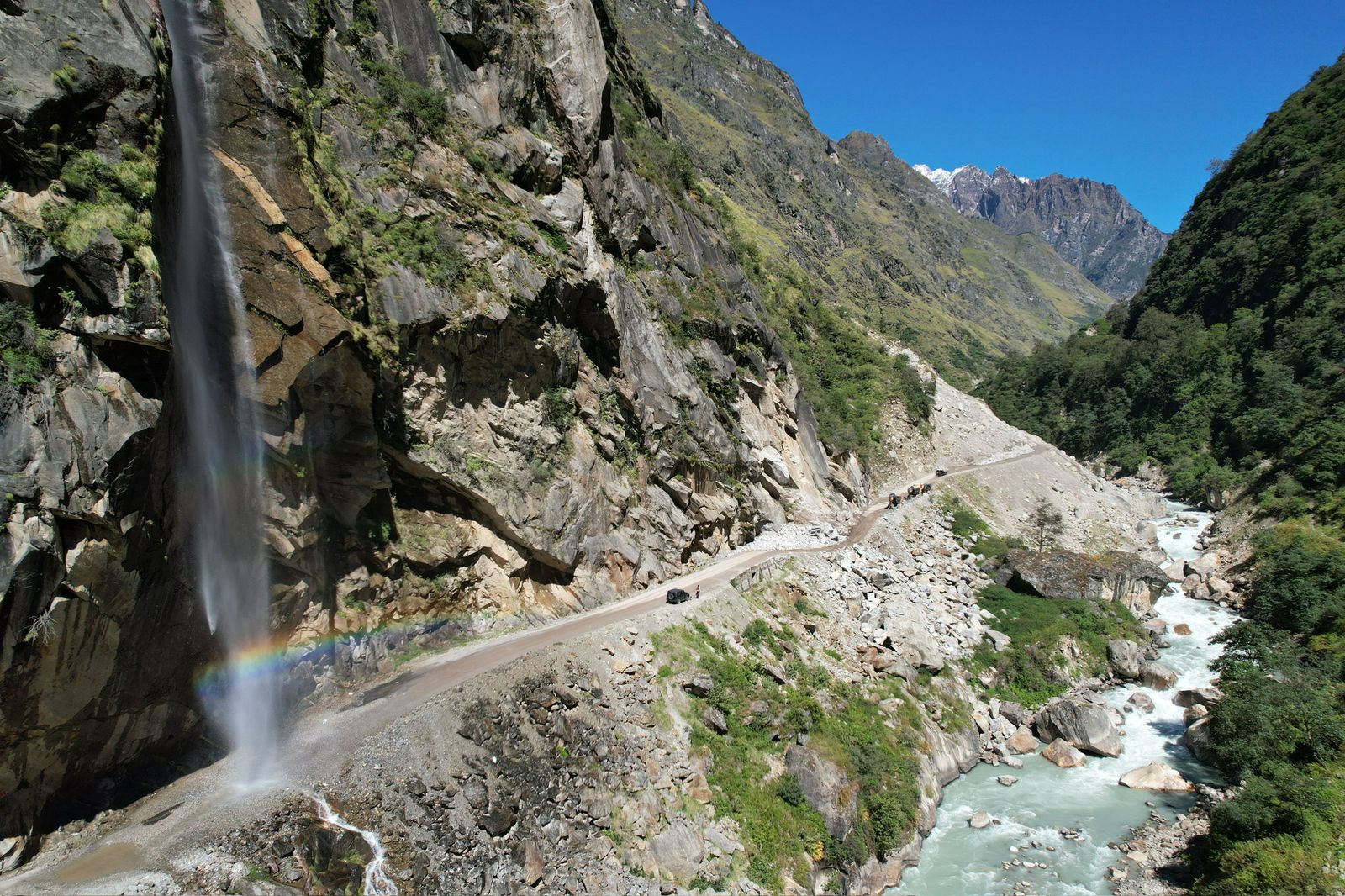 Snow peaks and trekking camp