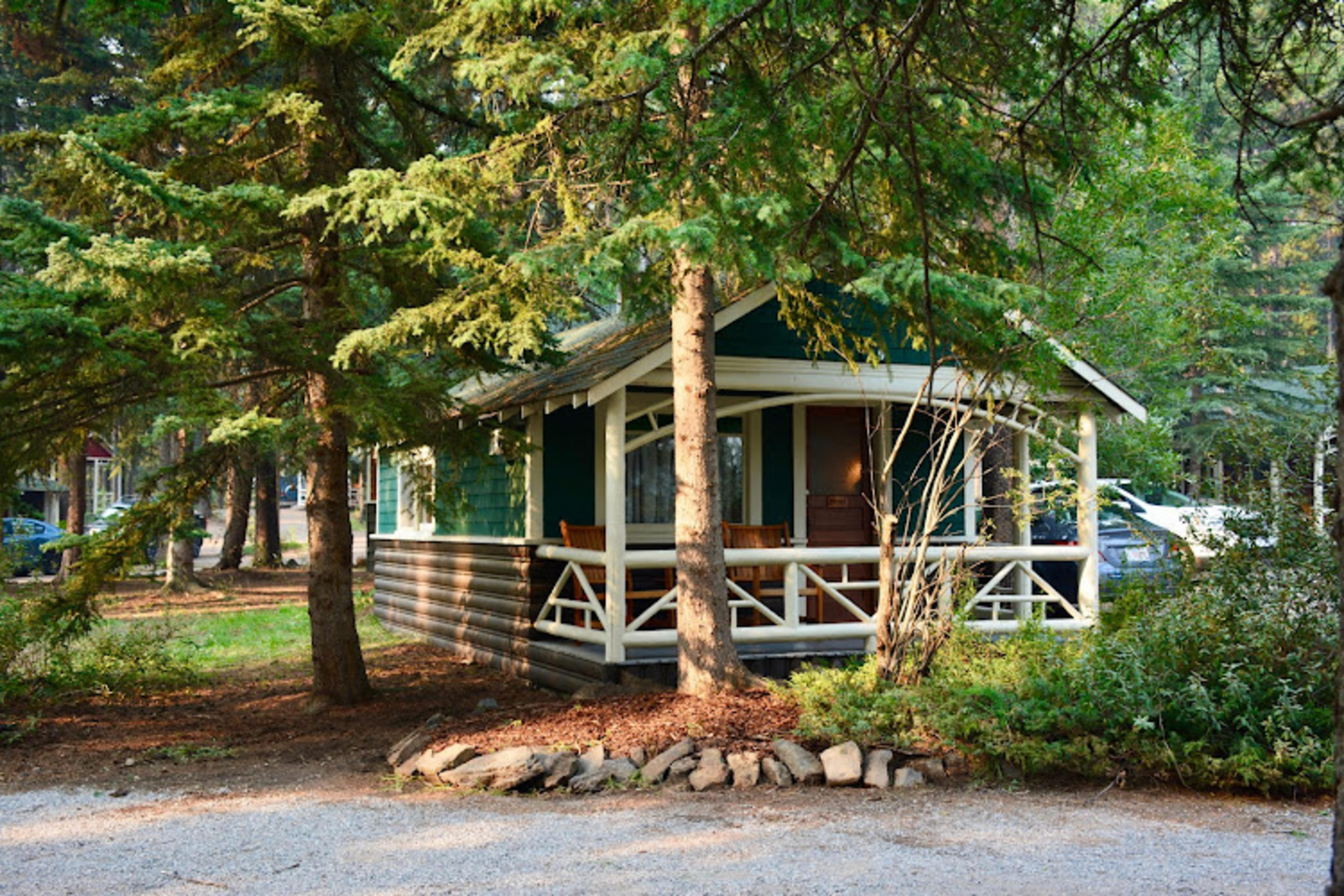 Johnston Canyon Lodge & Bungalows