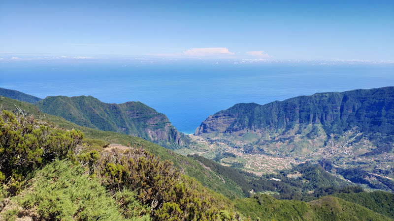 Bica da Cana peak and viewpoint (view of Pico Ruivo & Nuns valley)