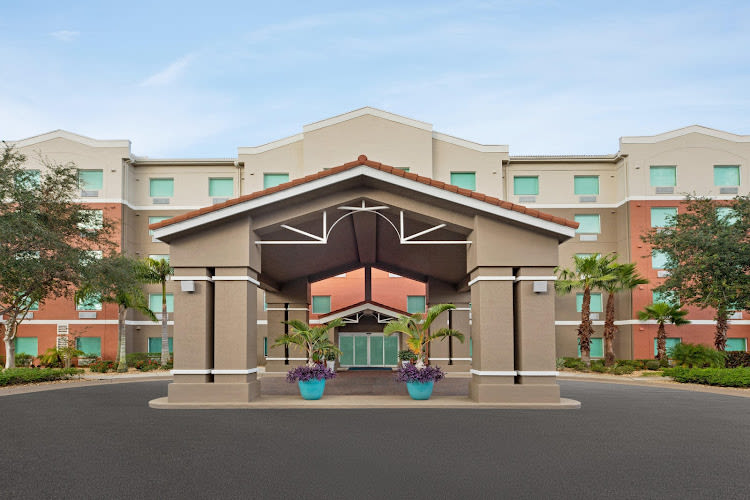 Holiday Inn Express & Suites Pembroke Pines-Sheridan St, an IHG Hotel
